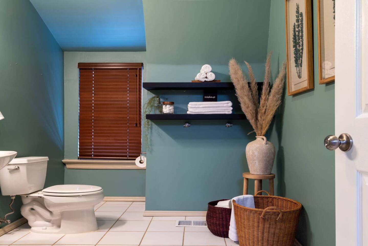 Just outside the king bedroom is this large full bath