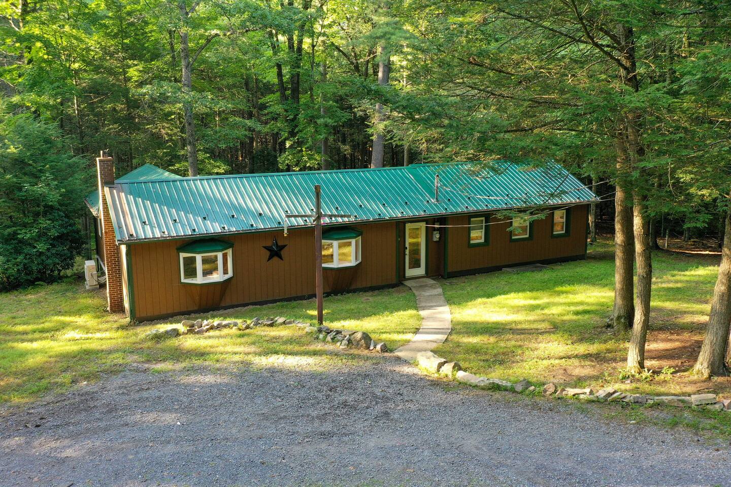 Cozy, serene cabin w/ grill, firepit - Sleeps 10