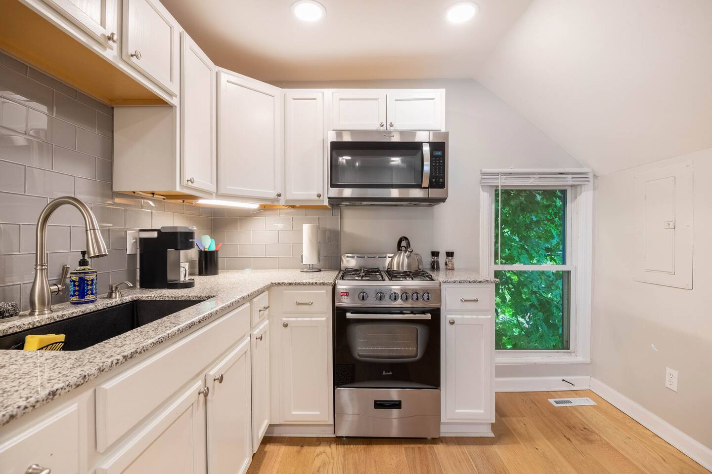 Walkable Allentown Downtown Gem with King Bed, photo 3