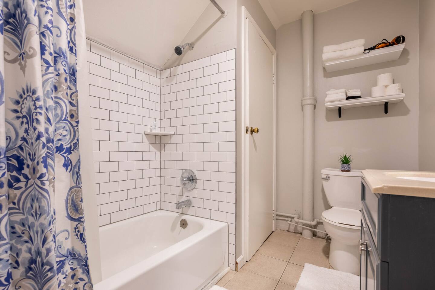 Walkable Allentown Downtown Gem with King Bed, photo 10