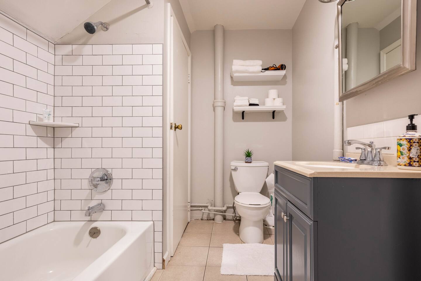 Walkable Allentown Downtown Gem with King Bed, photo 9