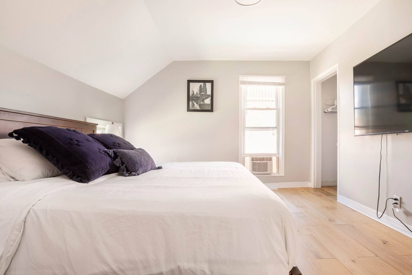 Walkable Allentown Downtown Gem with King Bed, photo 12