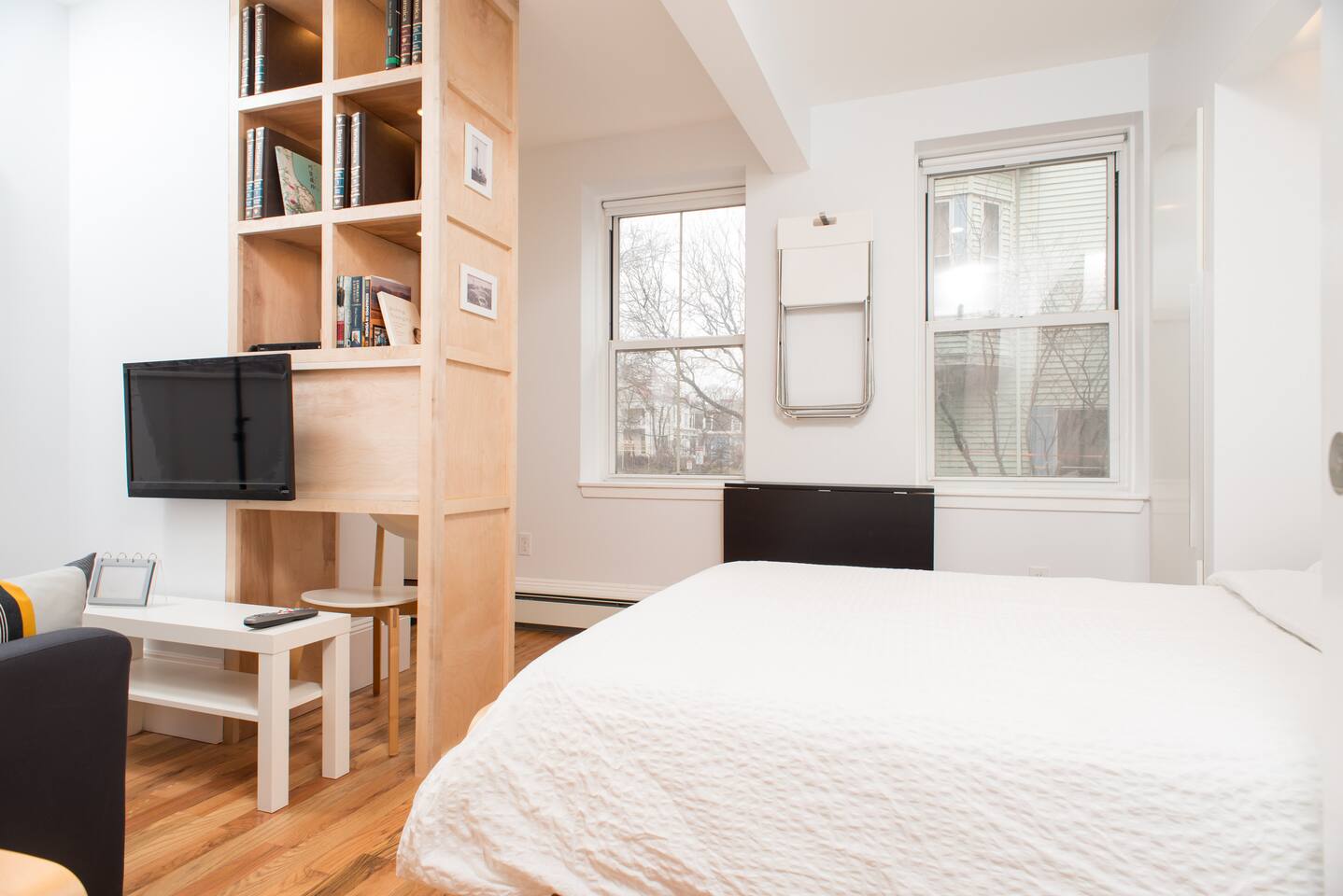 AKBrownstone: cozy private studio by T