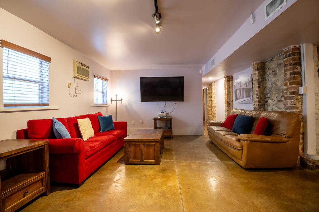 Jacuzzi Stay | Easy Streetcar Access