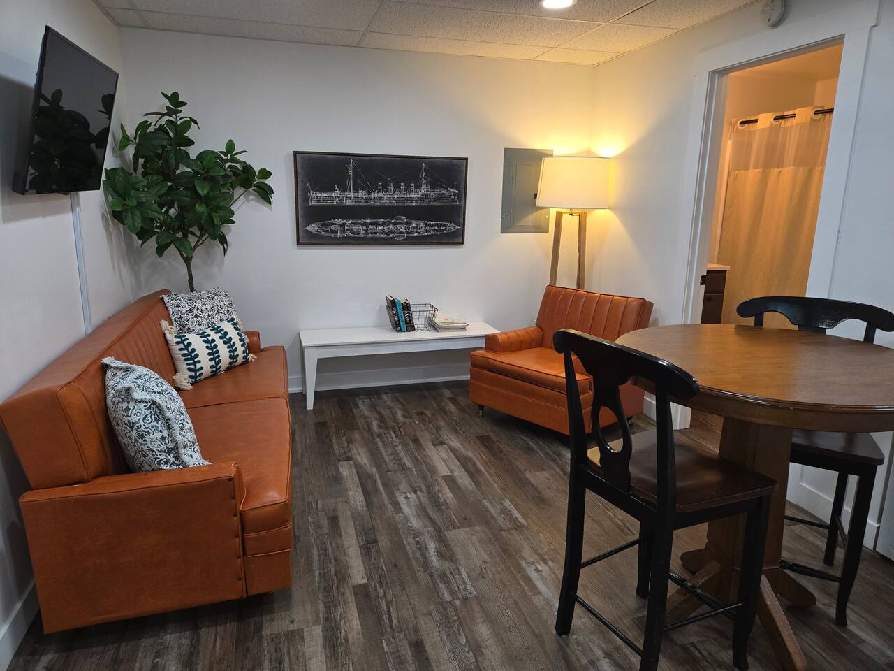 Creekside Cottage. Near Downtown! Pet Friendly!