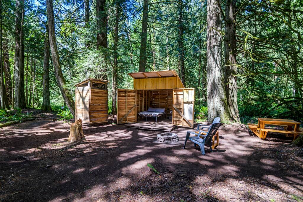Rustic Riverside Cabin w/ Hot Tub & 3 Beaches