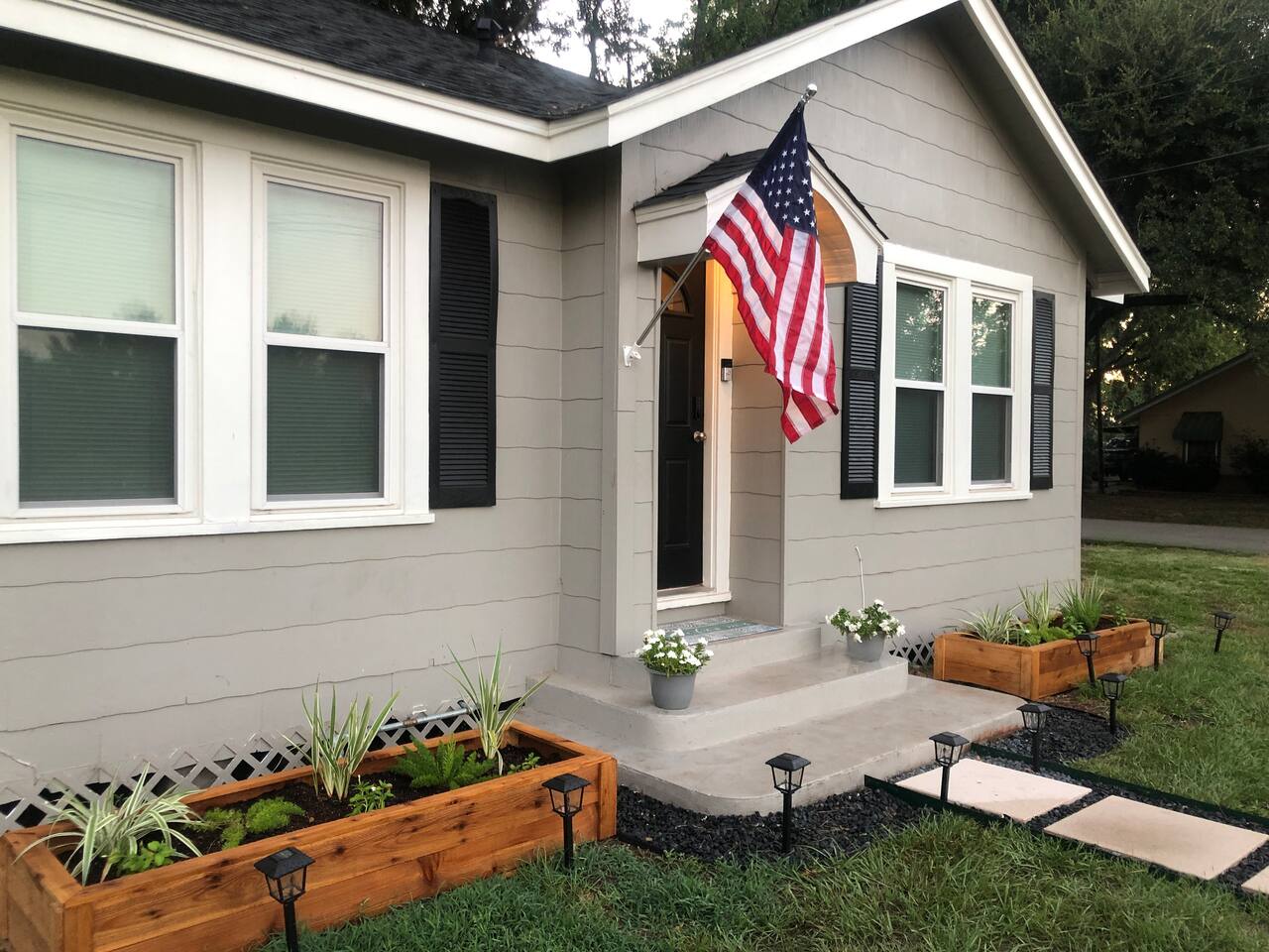 1950s Cottage steps to dine, coffee, shop+King Bed
