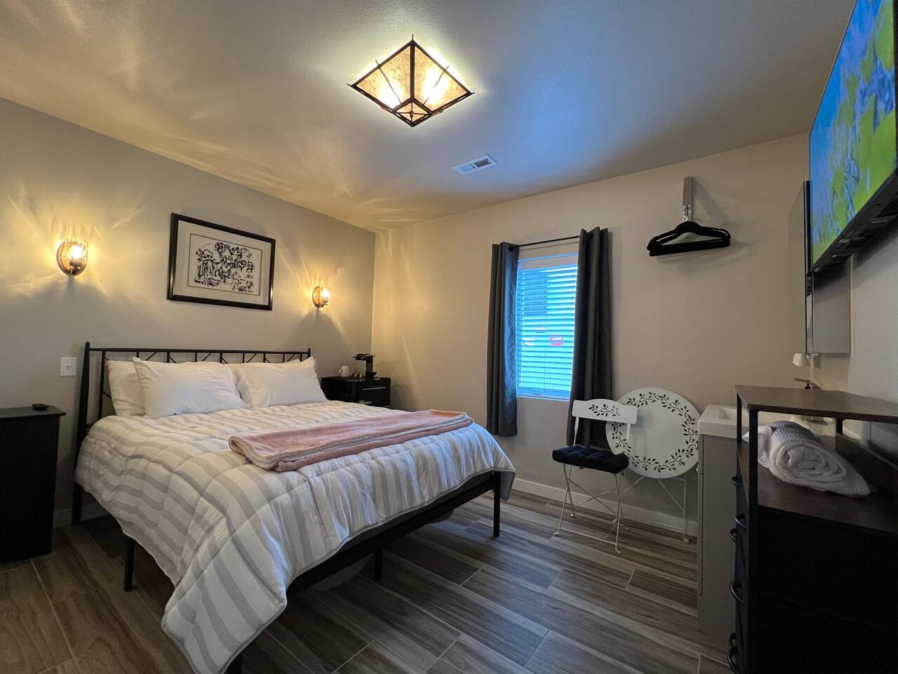 Hike & Chill, Walk to Coffee Restaurants Bar