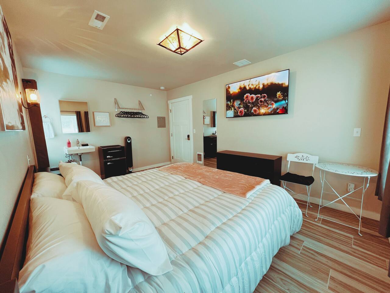 Walk to food & drinks, near lakes