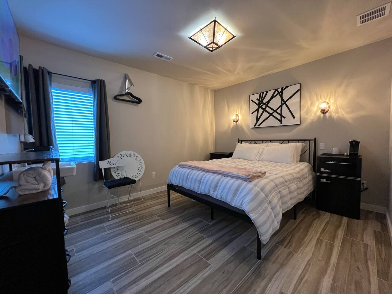 Safe Clean Room w/ AC + TV Wi-Fi Downtown by Lakes