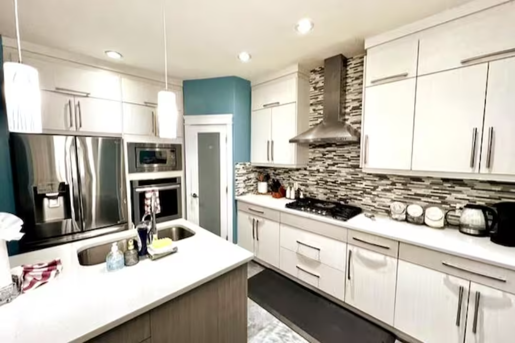 5BR Spacious Home 3cargarage/parking/sleeps16/Wifi