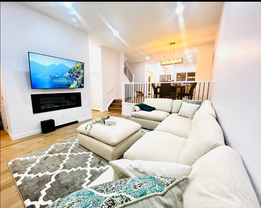 Luxurious 3Bed  Home/W free Prkng/spacious