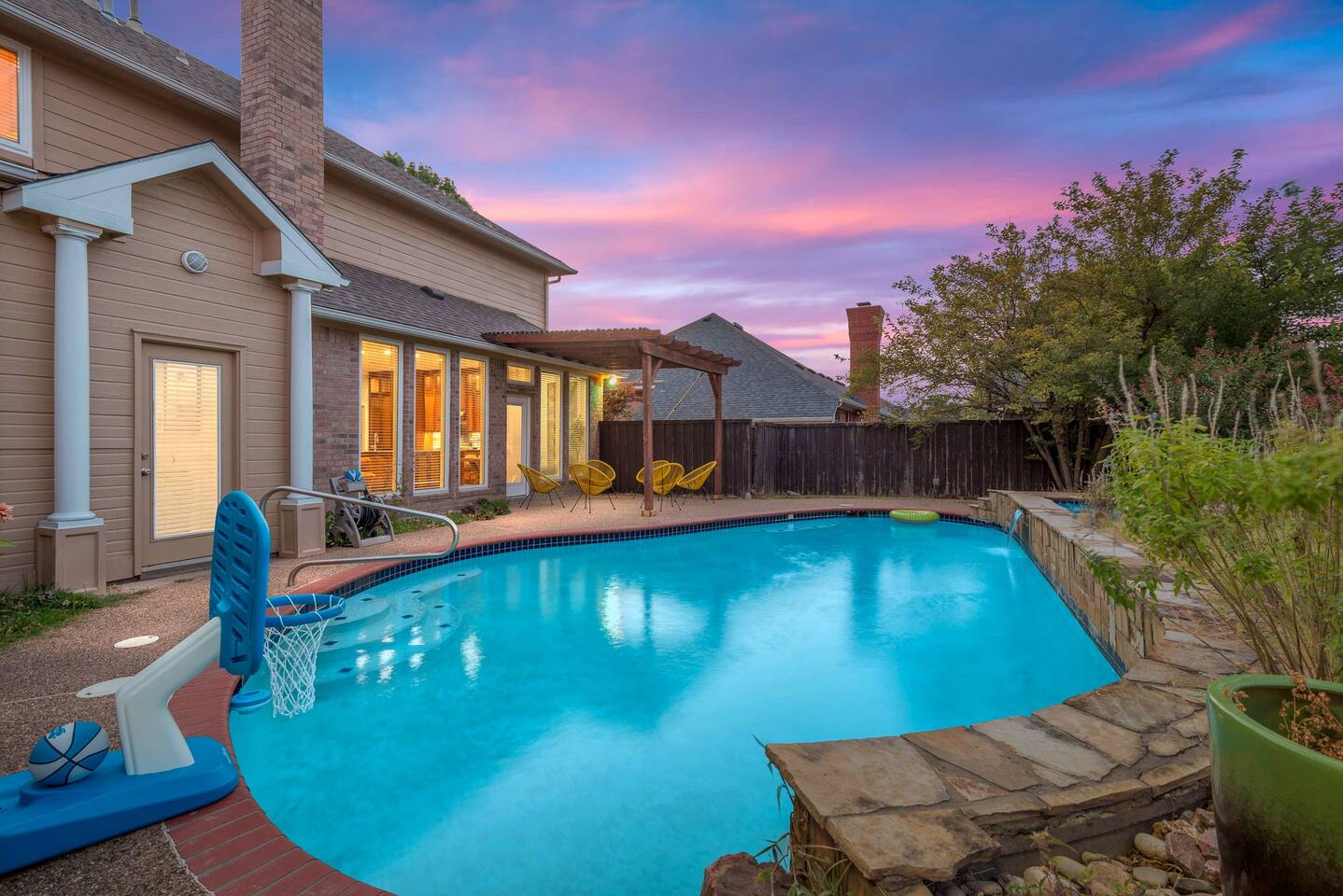 Spacious Lakeside 5 BR w Pool, Sauna & Game Room!