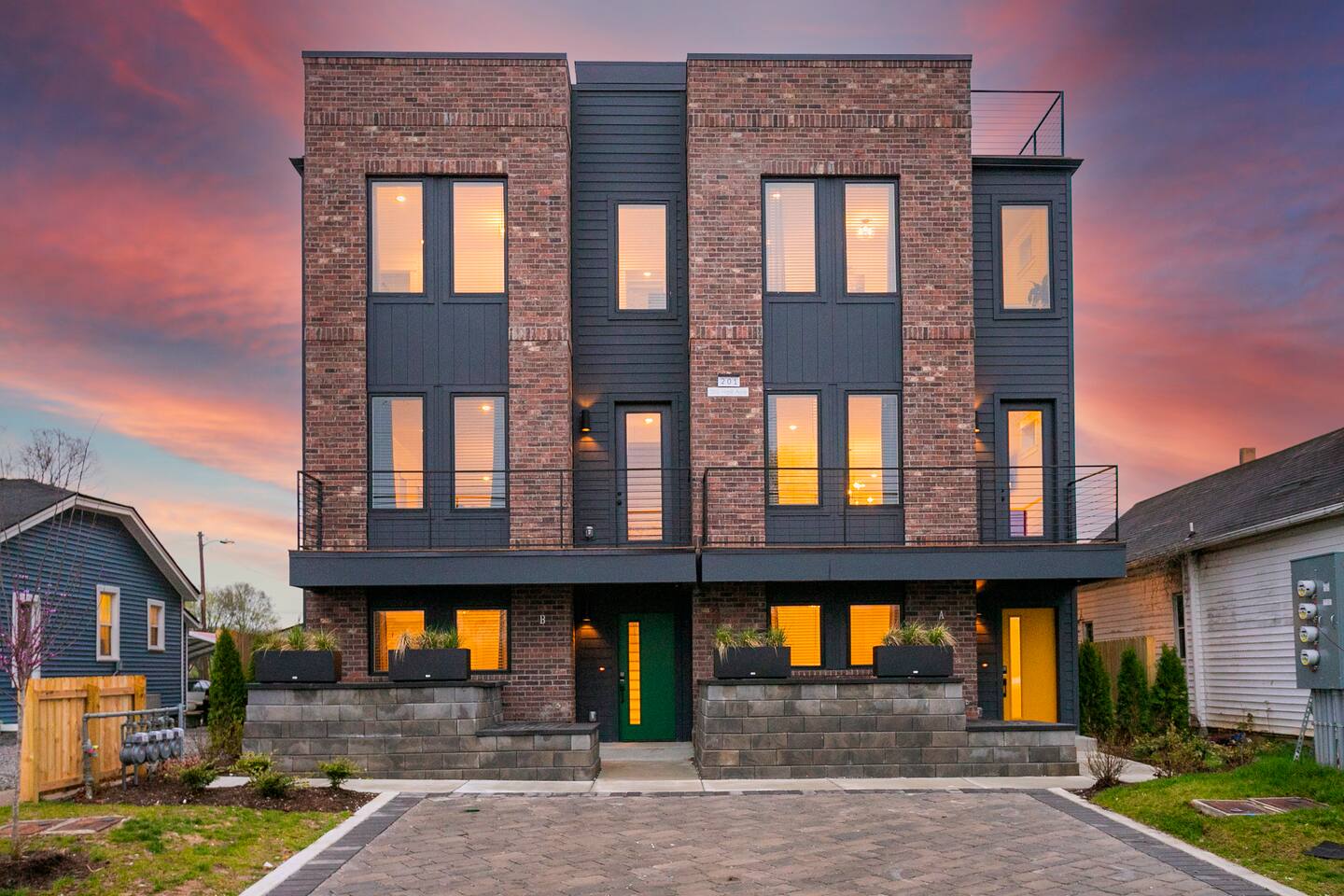 Rooftop 4 bd *Rock + Roll* Haven! 5 min -> DT!