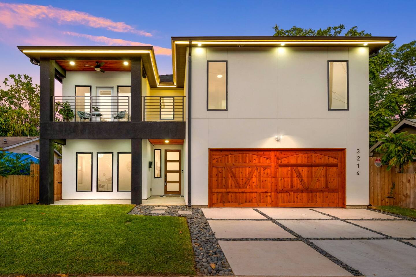 *Modern Family Friendly 5 BR in Dallas w Lounge*