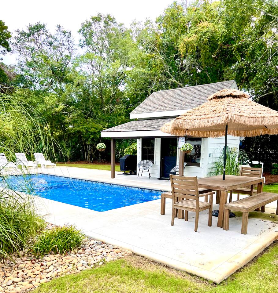 Beach bungalow w/ private pool.  Steps to ocean.