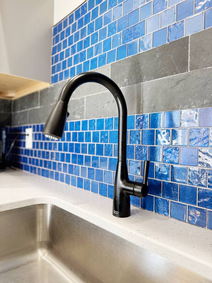 Washington B | QUEEN 1BD/1BA Apt in Downtown Ev