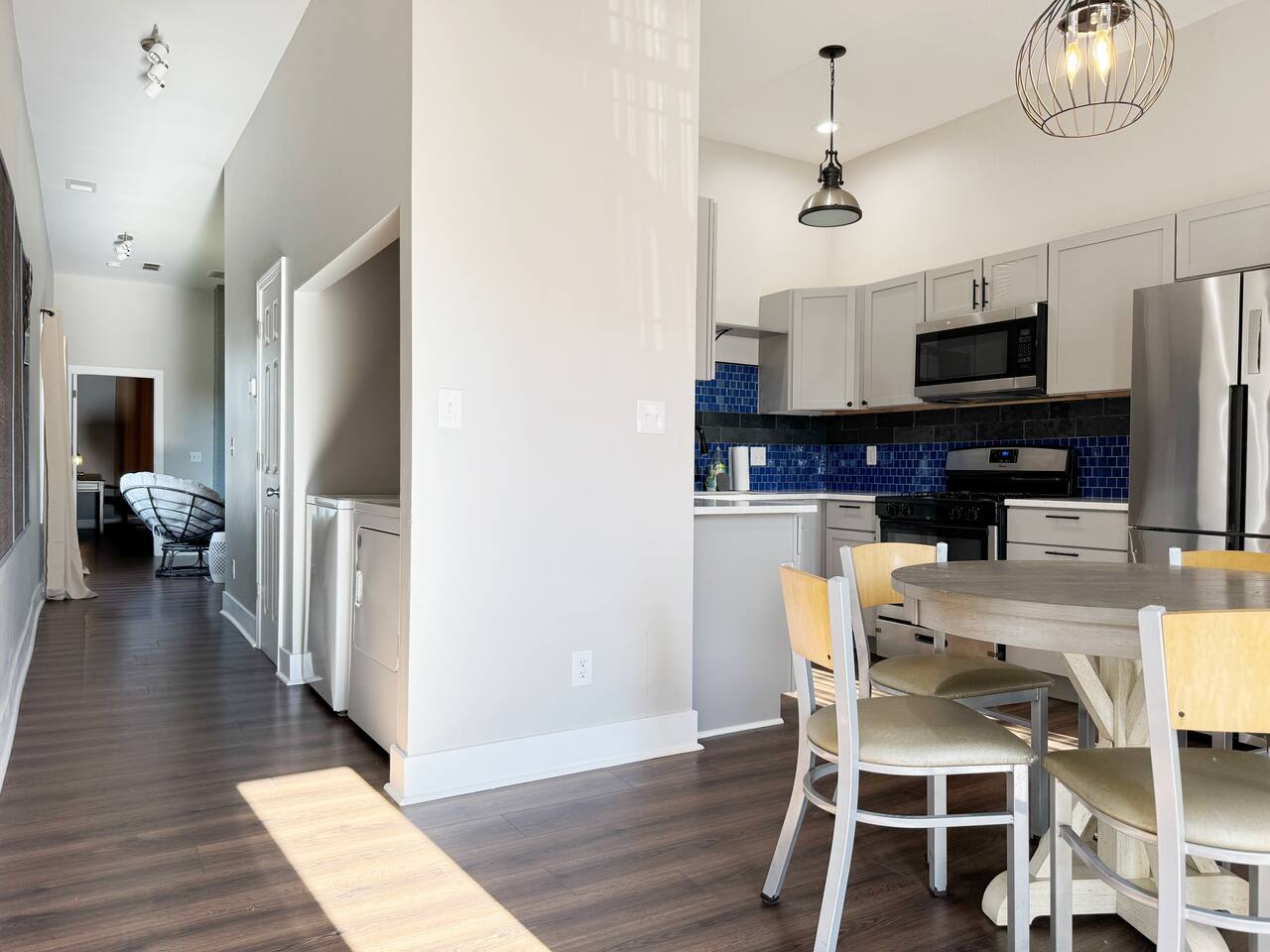 Washington B | QUEEN 1BD/1BA Apt in Downtown Ev photo 4