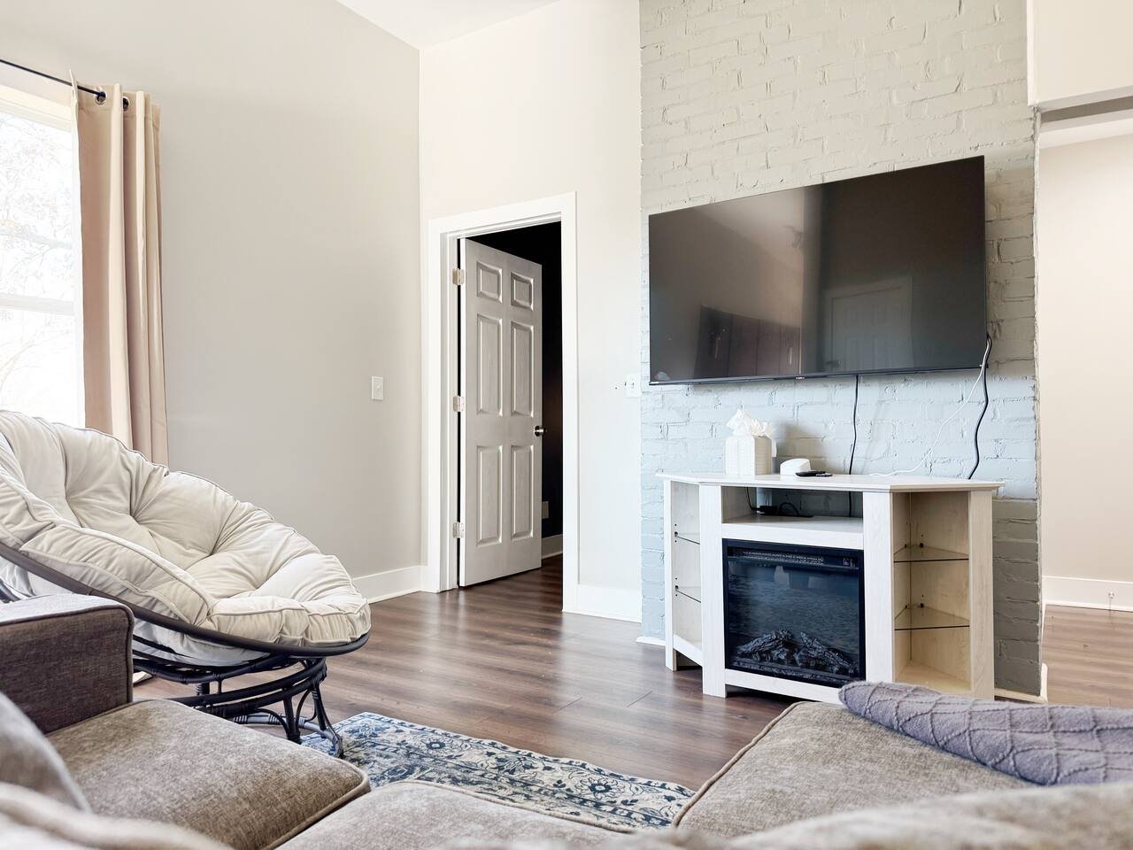 Washington B | QUEEN 1BD/1BA Apt in Downtown Ev photo 2