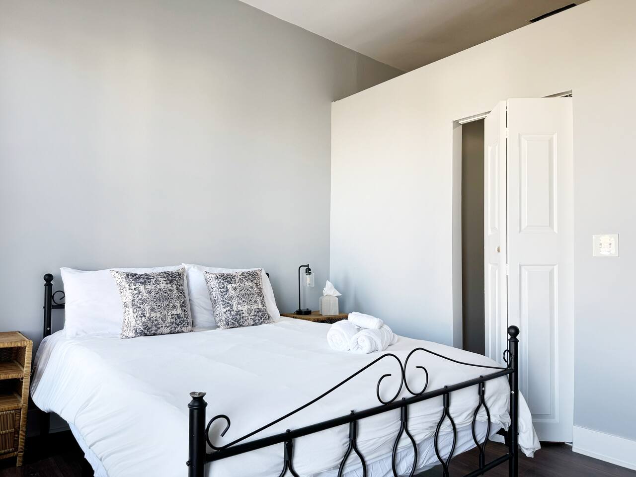 Washington B | QUEEN 1BD/1BA Apt in Downtown Ev photo 3