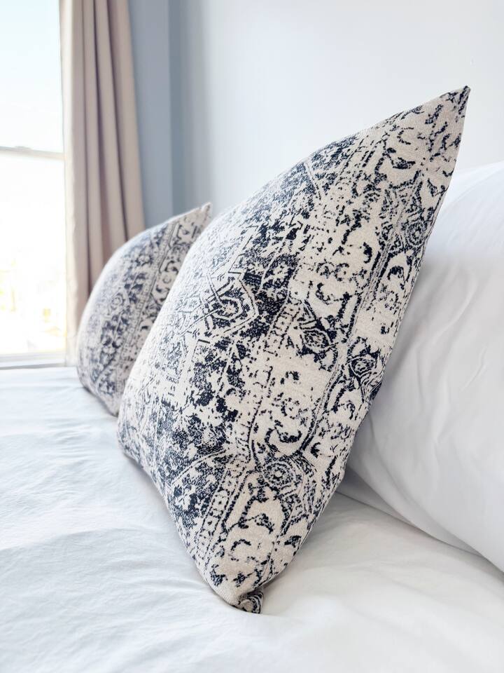 Washington B | QUEEN 1BD/1BA Apt in Downtown Ev