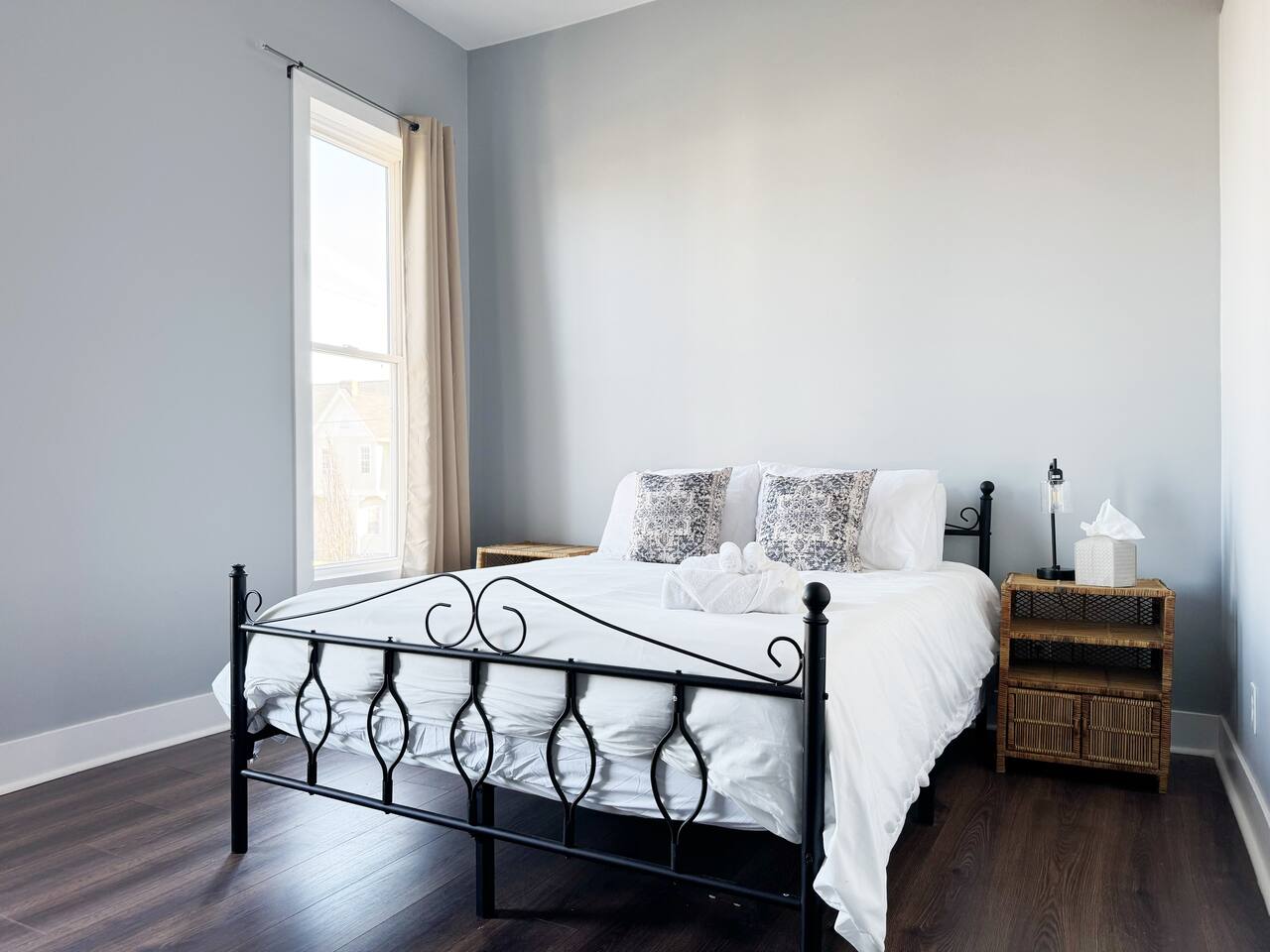 Washington B | QUEEN 1BD/1BA Apt in Downtown Ev