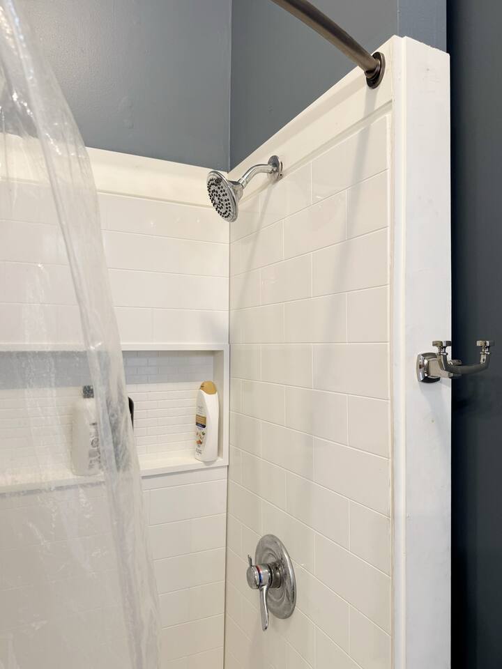 Washington B | QUEEN 1BD/1BA Apt in Downtown Ev