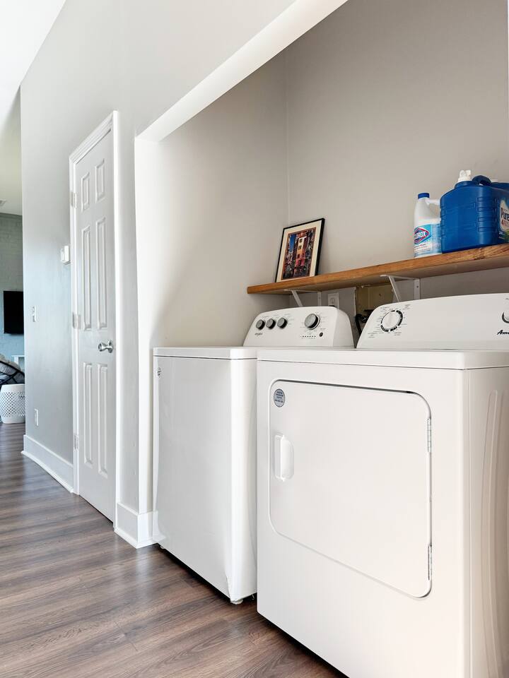 Washington B | QUEEN 1BD/1BA Apt in Downtown Ev