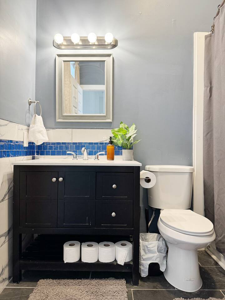 Washington B | QUEEN 1BD/1BA Apt in Downtown Ev