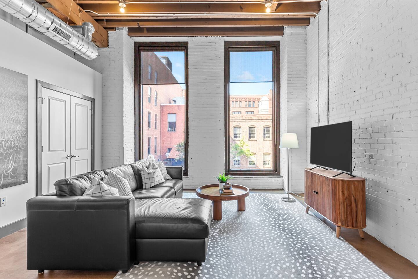 Brick & Bed - Downtown Loft/Arch/Conventions