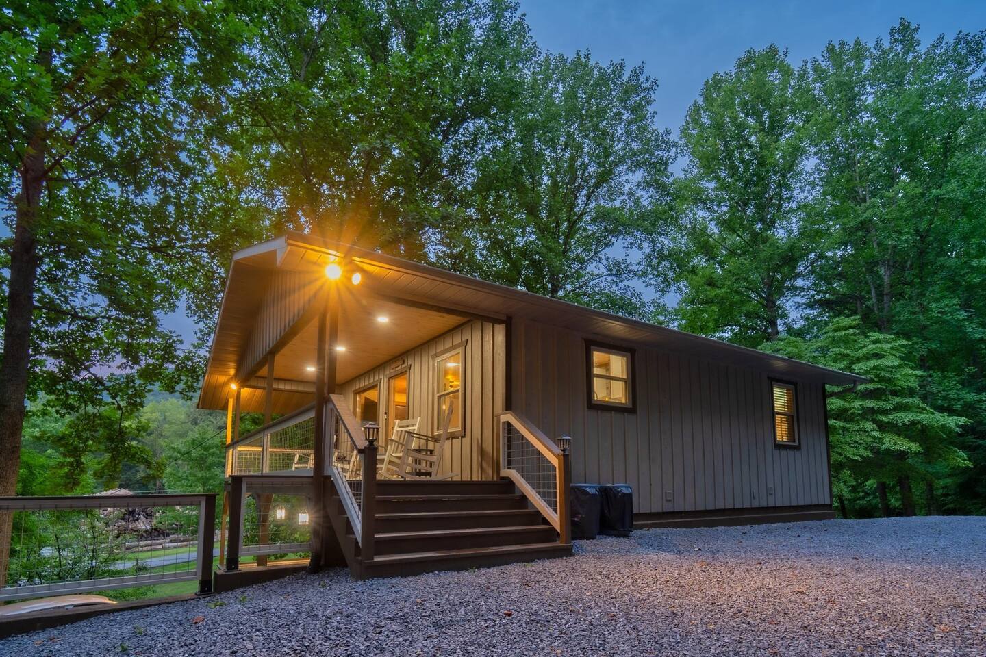 *New Listing*Huge Porch-Hot tub-Quiet-Easy Access!