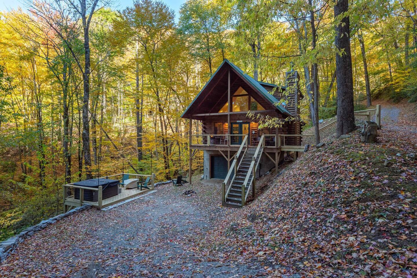 Creekside Cabin w/ Hot Tub