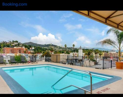 Chic Hollywood Retreat 2Bed Rooftop Pool with Iconic Views