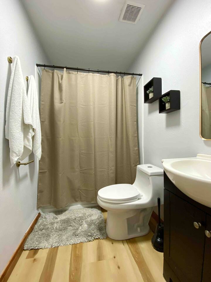 Henderson Haven / KING 2BD/1BA Apartment