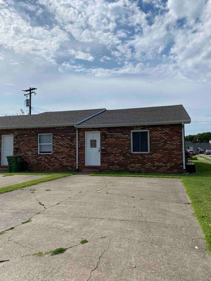 Henderson Haven / KING 2BD/1BA Apartment photo 4