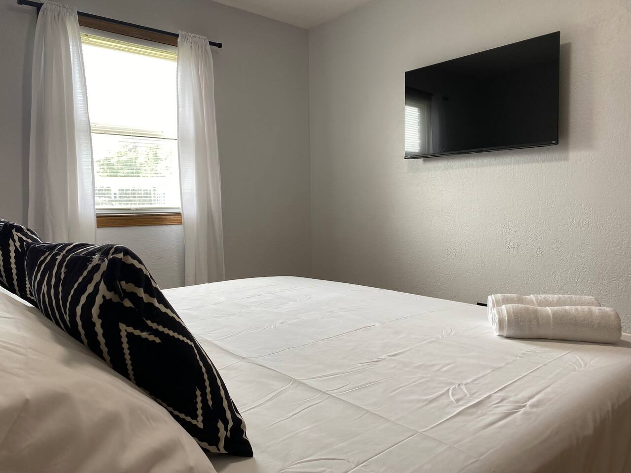 Henderson Haven / KING 2BD/1BA Apartment