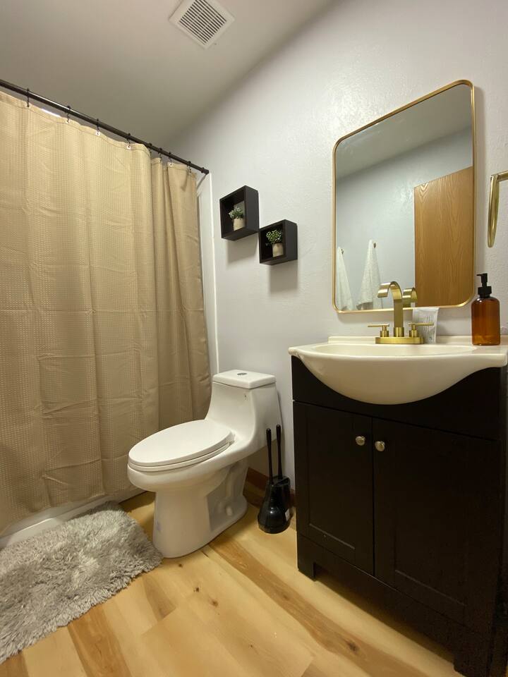 Henderson Haven / KING 2BD/1BA Apartment