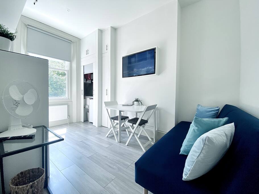 2|Beachside Beauty| Steps from beach, Cafes & bars