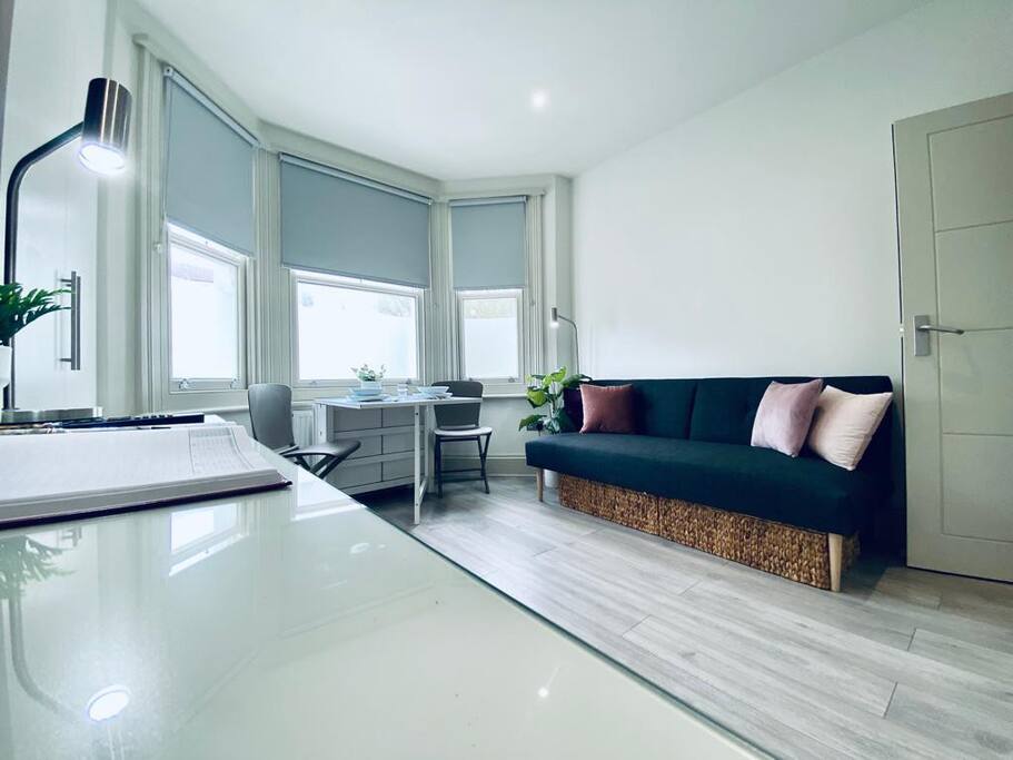 7|Beachside Beauty|Central Studio Steps from Cafes