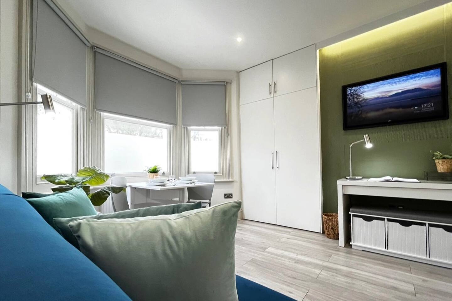 Apt 06 Stylish Studio steps from Beach, Cafe's & Bar's