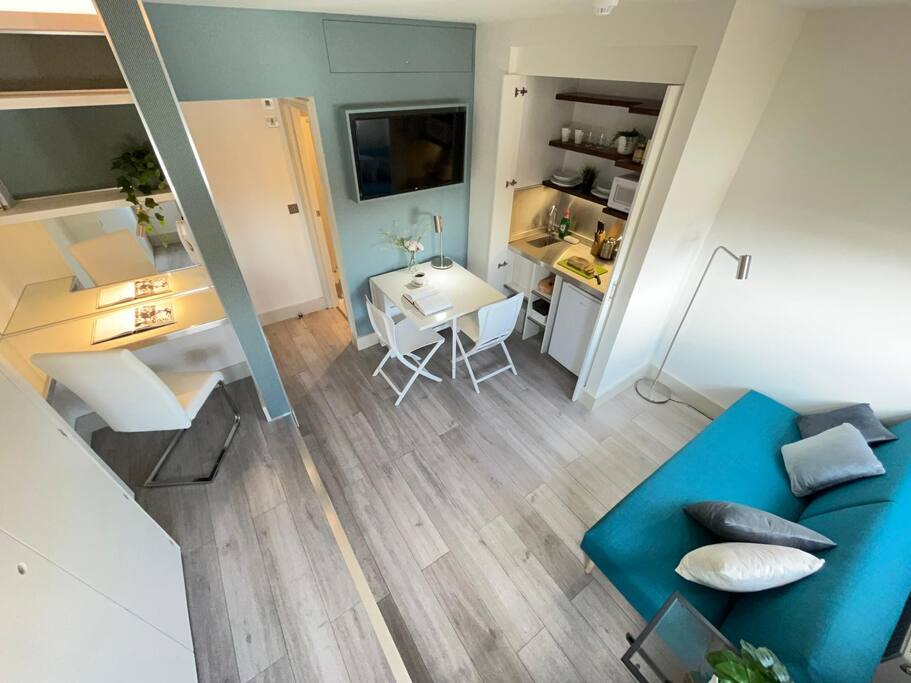 9 | Stylish Studio Steps from Sea & Promenade