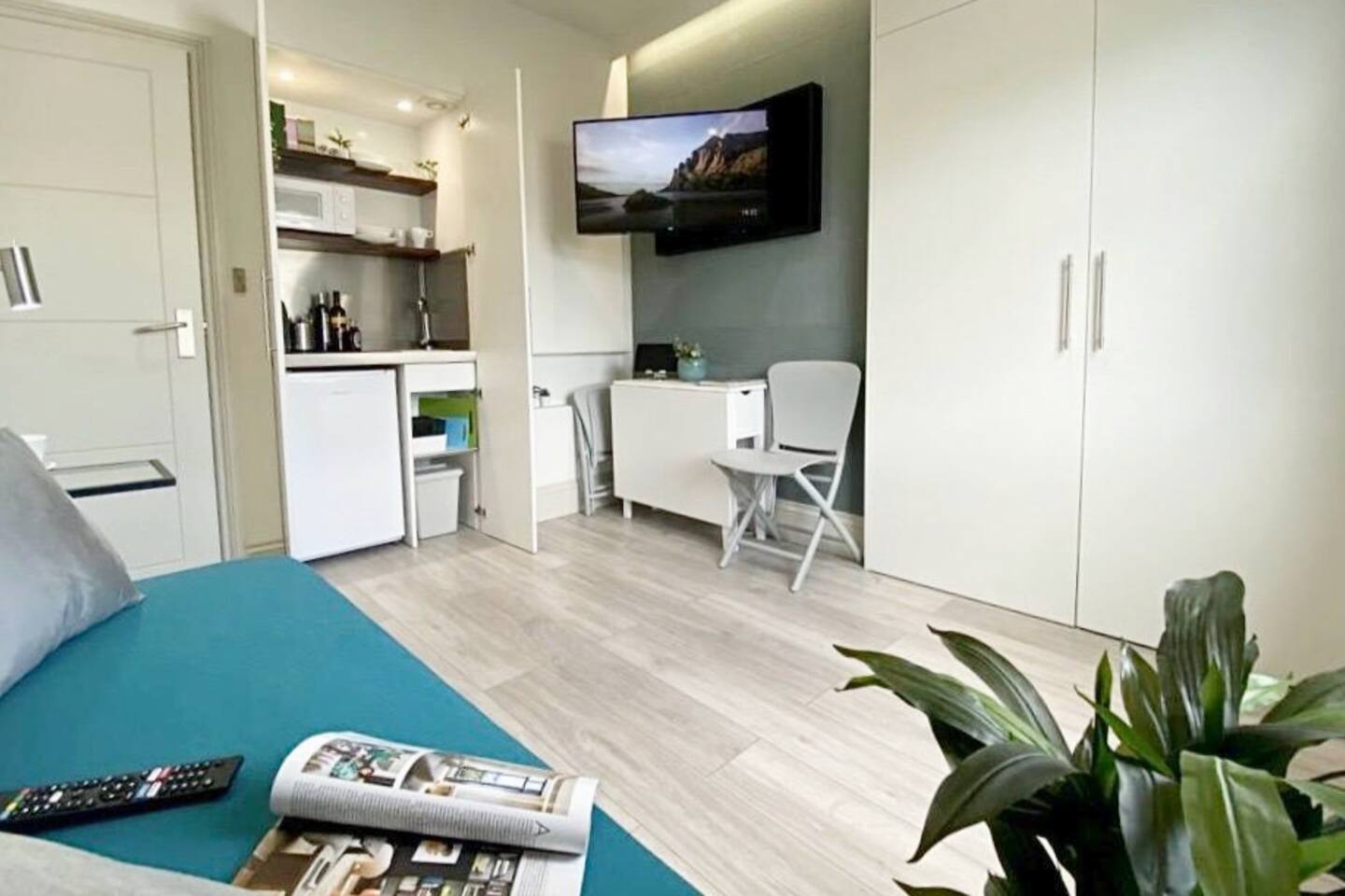 Apt 05 Stylish Studio Steps from Sea, Bars & Promenade