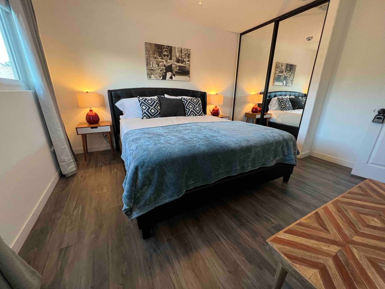 Your Private Room, Bath, TV in a Large Pool Home