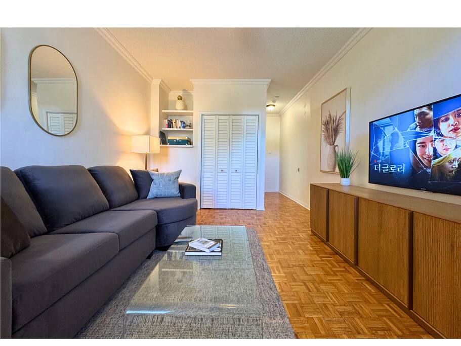 3 Bedroom Luxe Townhouse with Parking & BBQ