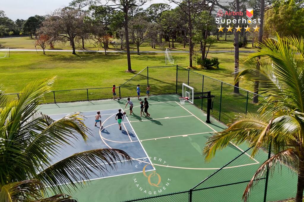 Unique Home W/ Pickle Ball/Lake/Fishing/Golf