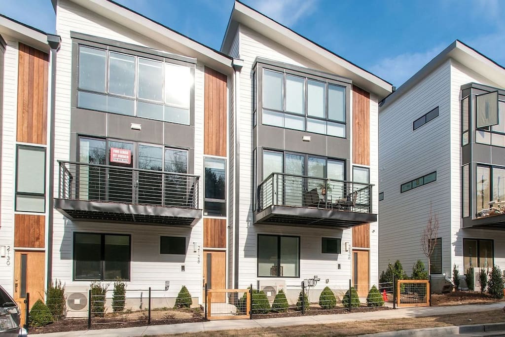 2 Units w/ 14 Beds! Fun Garages & 10 to Downtown!