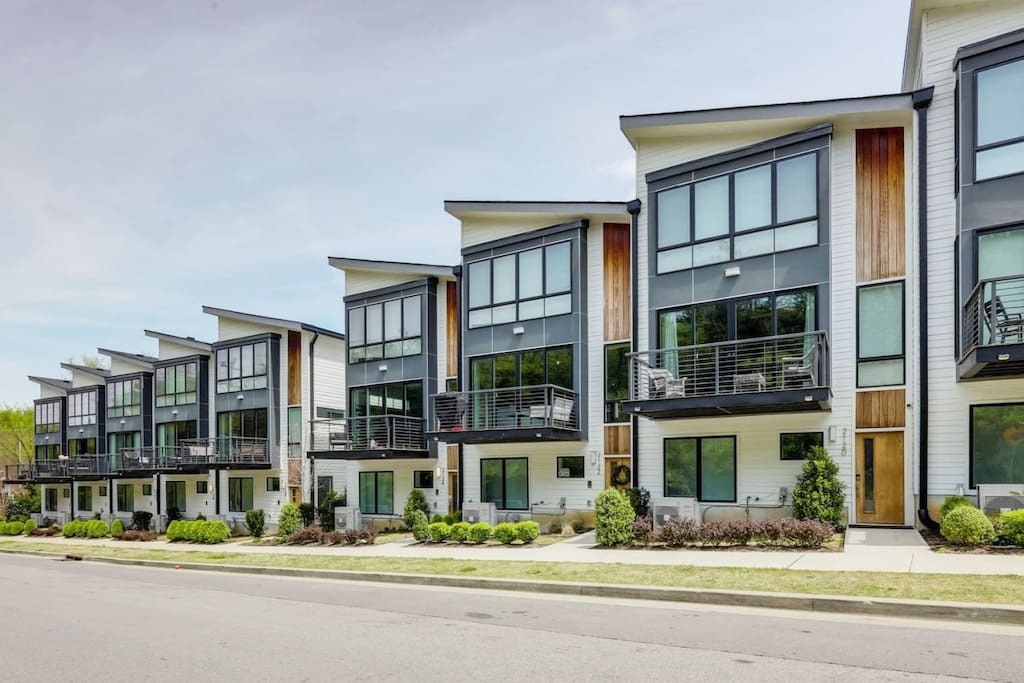 Modern Townhome w/ Game Room 10min to Downtown!