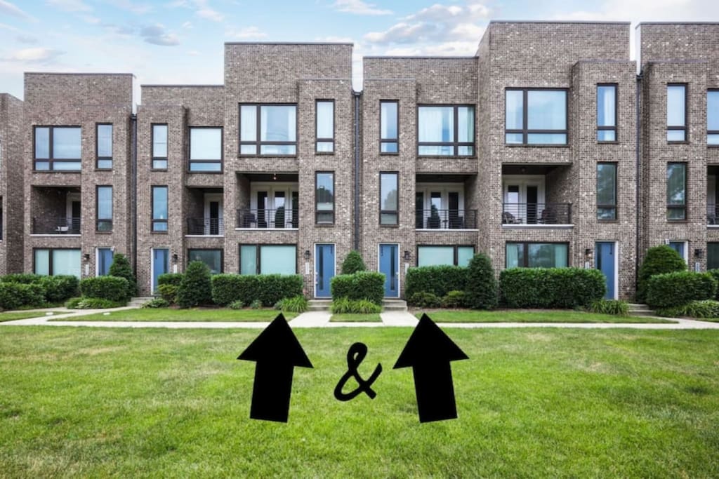 2 Homes w/ 14 Beds, Views, & Fun Garages! 10toDT!