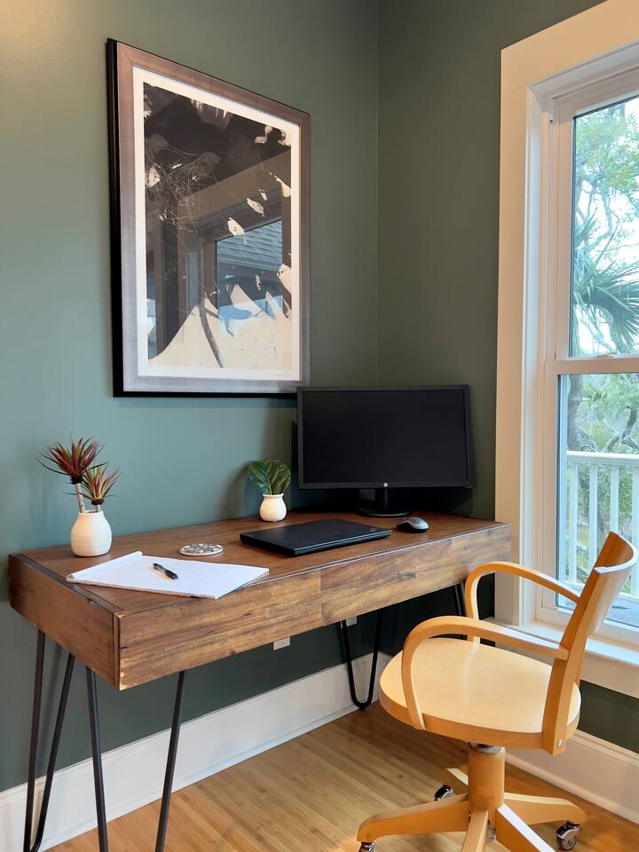 The Office Nook Is Perfect For Some Quiet Inspiration Time.

Easy Access to The Catwalk Balcony for Sunny Conference Calls with Views!