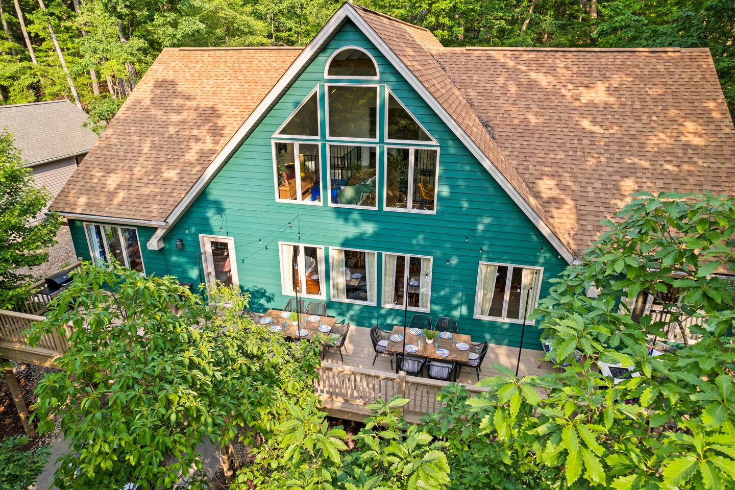 HUGE Mountain Lodge! Hot Tub, Fire Pit, Game Room!